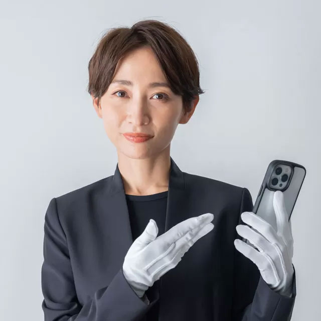 セレモ所沢が所沢市で白手袋を着けスマホで搬送サポートを案内しているスタッフの肖像