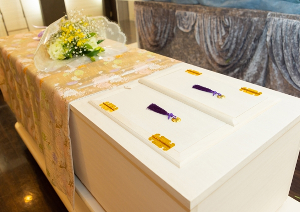 セレモ所沢が所沢市で白木の棺と献花を用いた火葬式の出棺準備を行っている